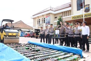 Ribuan Botol Miras Dimusnahkan Polres Banjarnegara