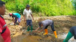 TNI-Polri di Banjarnegara Kerja Bakti Bersihkan Material Longsor di Punggelan