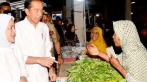 Presiden dan Ibu Negara beli tempe serta sayur di pasar Purworejo