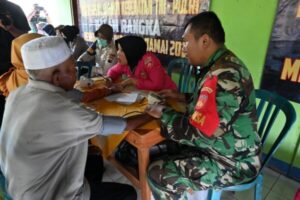 Bersama Polres Sukoharjo, Kodim 0726/Sukoharjo Gelar Karya Bakti Tanam Pohon dan Pelayanan Kesehatan