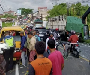 Kecelakaan di Wonosobo, Truk Terpental Tabrak Mobil dan Motor