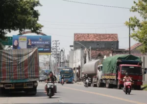 Parkir Liar di Bahu Jalan, Sejumlah Truk Ditindak Satlantas Polres Rembang