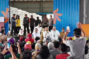 Presiden Joko Widodo Serahkan 1000 Bantuan Cadangan Beras Pemerintah di Cilacap