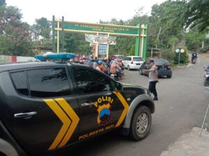 Bersama Bakam dan Bhabinkamtibmas, Polsek Gembong Jaga Kondusifitas Obyek Wisata Jollong