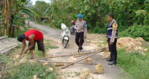 Cek Debit Air Sungai, Bhabinkamtibmas Polsek Winong Antisipasi Banjir