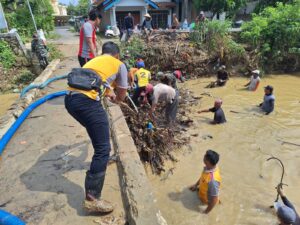 Polsek Kayen Aktif Sosial: Warga Bersihkan Sampah dan Bangun Kebersamaan