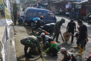 Dandim 0704 Banjarnegara Pimpin Anggota TNI Karya Bakti di Pasar Manis