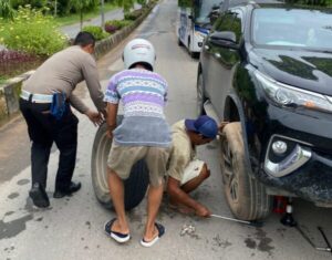 Alami Bocor Ban di Jalan, Personil Satlantas Polres Lamandau Bantu Pengendara