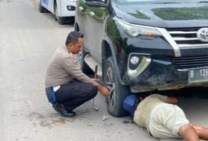 Temukan Pengendara Mengalami bocor Ban, Satlantas Polres Lamandau Berikan Bantuan