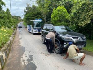 Satlantas Polres Lamandau Beri Bantuan Pengendara Alami Bocor Ban di Jalan