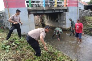 Inisiatif Kodim Batang dan Polres Batang Bersihkan Sungai: Langkah Preventif Banjir