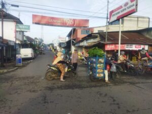 Jamin Keamanan, Polres Banjarnegara Bantu Warga Menyebrang Jalan saat Pagi Hari