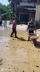 Kebesaran Hati: Anggota TNI-Polri dan Warga Bersihkan Sisa Banjir di Sukolilo