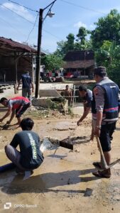 Pasca Banjir Bandang, Kapolsek Sukolilo Pimpin Kerja Bakti Bersihkan Sungai Ploso Kuning