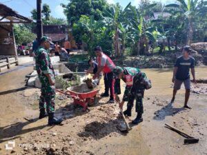 Antisipasi Dampak Banjir: Kerja Bakti Polri-TNI di Desa Sukolilo