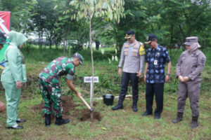 Kodim 0704 Banjarnegara Gelar Karya Bakti Penanaman Pohon hingga Pengobatan Massal