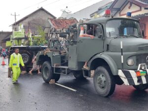 Mobil Elf Terguling di Jalan Pati – Gembong, Lima Orang Dilarikan ke Rumah Sakit