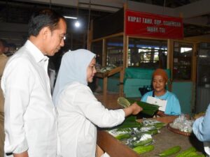 Jokowi Bareng Iriana Beli Tempe Saat Tinjau Pasar Tradisional Purworejo