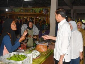 Jokowi Bersama Iriana Beli Tempe Saat Tinjau Pasar Tradisional Purworejo