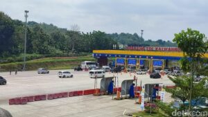 Macet di Gerbang Tol Akibat Saldo e-Toll Kurang