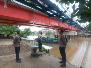 Antisipasi Banjir, Polsek Juwana Pati Cek Debit Air di Bantaran Sungai Silugonggo