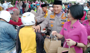 Bersama Bhayangkari, Polresta Banyuwangi Bagikan Ribuan Takjil Gratis