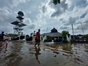 Sungai Kalijajar Meluap, Masjid Agung Demak Dilanda Banjir, Akses Jalan Masuk Kota Demak Ditutup