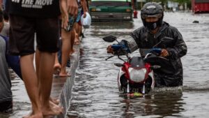 Jalur pantura Kaligawe Semarang dilanda banjir