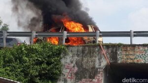 Satu Mobil MPV Ludes Terbakar di Tol Semarang-Solo Wilayah Boyolali