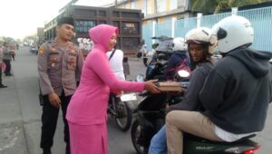 Bersama Bhayangkari, Polsek Sukoharjo Kota Bagikan Takjil Gratis