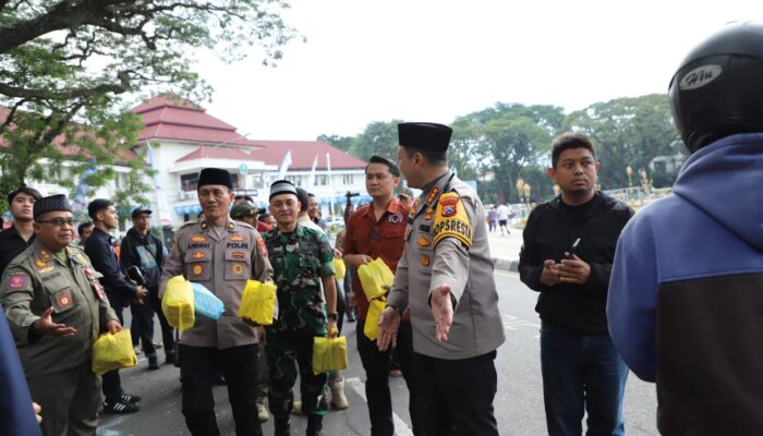 2.000 Paket Sembako Dibagikan, Kapolresta Malang Kota dan GMNI Jatim Gelar Bakti Sosial