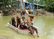 Akses Jalan Lumpuh karena Banjir, Pelajar Grobogan Terpaksa Sekolah Naik Perahu