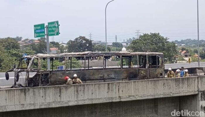 Bus PO Haryanto Ludes Dilalap Api di Tol Krapyak Semarang