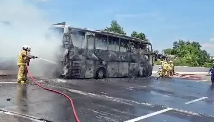 Insiden di Tol Semarang-Batang, Bus PO Hariyanto Terbakar di KM 419+600