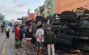 Ngeri! Begini KRONOLOGI Kecelakaan Maut TrukbCrane Tabrak Rumah Warga di Brebes, 2 Orang Tewas!