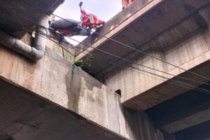 Tabrak Drum Beton, Pengendara Motor Jatuh dari Flyover Pelabuhan Tanjung Emas Semarang