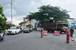 1 Pemotor Perempuan Tewas Terlindas Truk di Flyover Kalibanteng