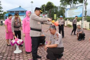 Upacara Kenaikan Pangkat 12 Personel Polres Humbahas