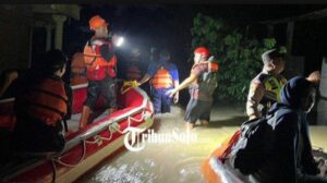 Banjir Boyolali : 50 Warga Ngemplak Boyolali Dievakuasi dengan Perahu Karet