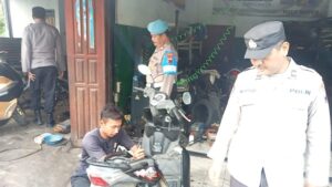 Sosialisasi Larangan Knalpot Brong, Polsek Sulang Rembang Sambangi Bengkel Sepeda Motor