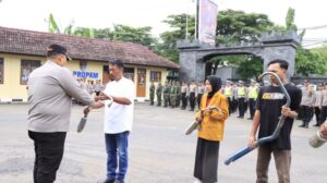 Masyarakat Pemilik Kendaraan Sukarela Berikan Knalpot Brong Ke Polres Rembang