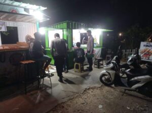 Edukasi Larangan Penggunaan Knalpot Brong, Polsek Sale Polres Rembang di Warung Kopi