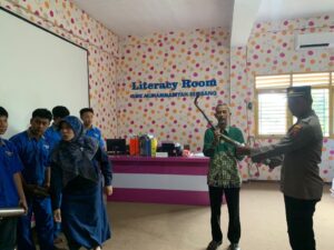 Kasat Binmas Polres Rembang Terima Knalpot Brong Secara Sukarela dari Siswa SMK Muhammadiyah