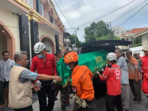 Isak Tangis Iringi Pemakaman Alif, Bocah SD yang Tewas Terseret Arus Sungai di Semarang