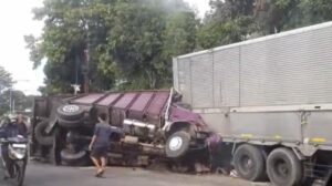 BREAKINGNEWS 2 Truk dan 1 Mobil Terlibat Kecelakaan di Bawen Kabupaten Semarang