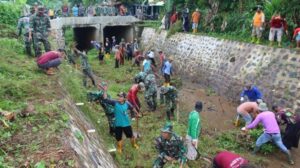 Cegah Banjir di Sungai Sendangsari, TNI/Polri dan BPBD Lakukan Pembersihan