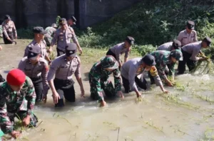 Ratusan Anggota Polres dan Kodim Sukoharjo Bersihkan Sampah Sungai Siluwur