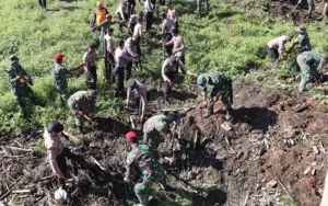 Bersihkan Sungai Siluwur, Polres dan Kodim 0726/Sukoharjo Cegah Banjir,