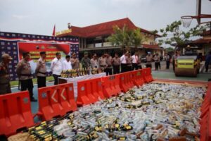 Polres Batang Musnahkan Ribuan Botol Miras Berbagai Merek Jelang Tahun Baru 2024