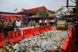 Jelang Tahun Baru 2024, Polres Batang Musnahkan Ribuan Botol Minuman Keras